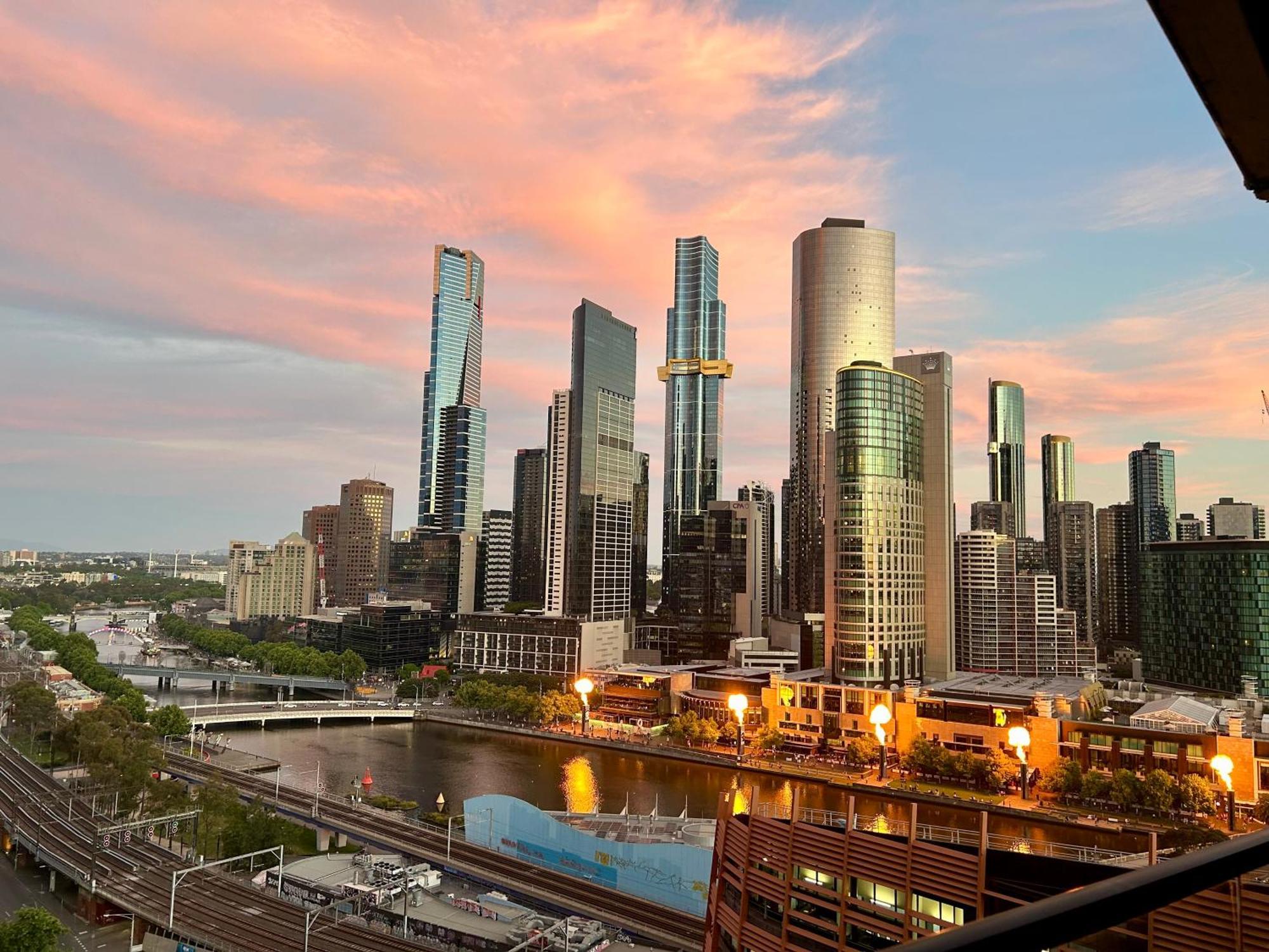 Aura2107, 2 Bedroom Apartment With Balcony, Stunning Yarra River And City Views メルボルン エクステリア 写真